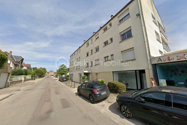 Appartement de type T2 situé au 3ᵉ étage d'une résidence sécurisée avec ascenseur composé comme suit :

D'une entrée avec placard, d'un salon-séjour, d'une cuisine donnant tous deux sur un petit balcon, d'une chambre, d'un dégagement avec placard, d'une salle de bain et d'un toilette séparé.

Le confort, les huisseries sont en aluminium double vitrage des années 1970 avec volets roulants manuels, le chauffage est assuré par des radiateurs électriques, quant à la production d'eau chaude, elle se fait via un ballon.

L'appartement dispose également d'un garage et d'une cave