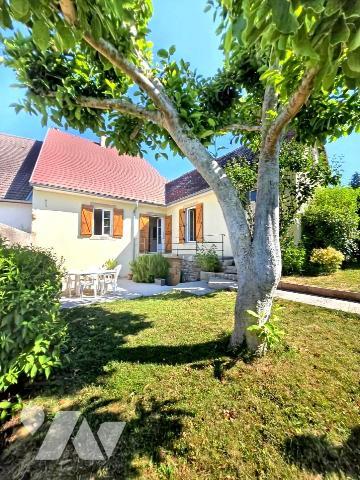 Maison de village de 170 M² sur la commune de PERRIGNY avec jardin de 654m² sans vis à vis.