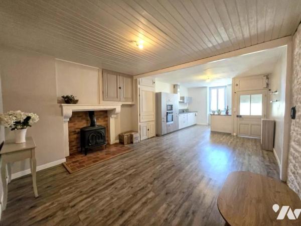 Maison de village de 170 M² sur la commune de PERRIGNY avec jardin de 654m² sans vis à vis.