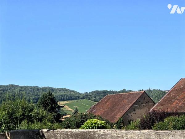 Maison de village de 170 M² sur la commune de PERRIGNY avec jardin de 654m² sans vis à vis.