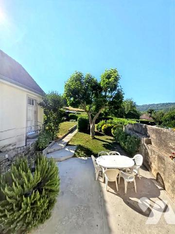 Maison de village de 170 M² sur la commune de PERRIGNY avec jardin de 654m² sans vis à vis.