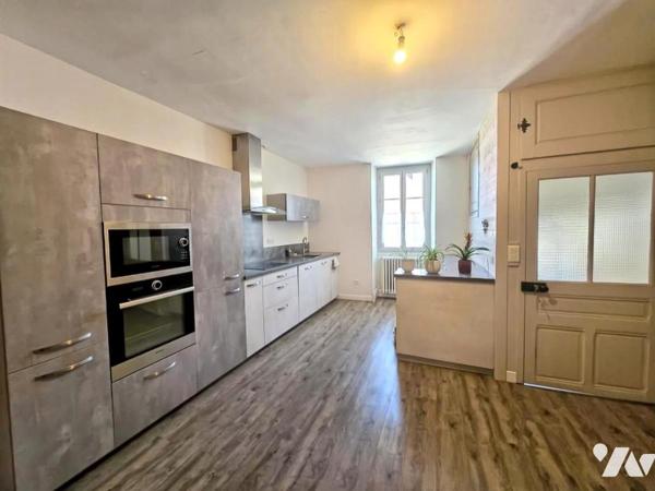 Maison de village de 170 M² sur la commune de PERRIGNY avec jardin de 654m² sans vis à vis.