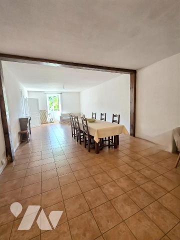Maison de village de 170 M² sur la commune de PERRIGNY avec jardin de 654m² sans vis à vis.