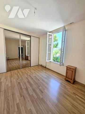 Maison de village de 170 M² sur la commune de PERRIGNY avec jardin de 654m² sans vis à vis.