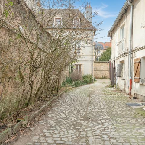 Duplex
                                                                                                                                                                                                                                                                                                                        4 pièce(s)                                                                                                                                                                                                          2 chambre(s)                                                                                                                                                                                                          126  m²