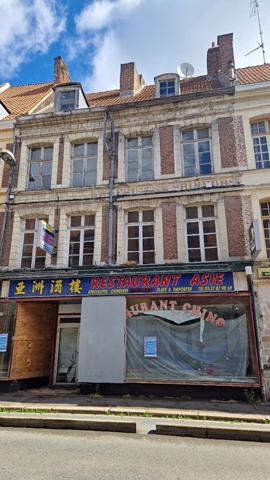 Immeuble situé dans une rue commerçante du Vieux-Douai, 400 mètres carrés environ à développer, façade d'environ 8,50 mètres. 149500 euros.