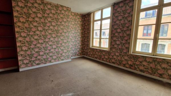 Immeuble situé dans une rue commerçante du Vieux-Douai, 400 mètres carrés environ à développer, façade d'environ 8,50 mètres. 149500 euros.