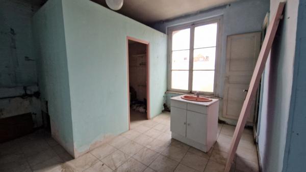 Immeuble situé dans une rue commerçante du Vieux-Douai, 400 mètres carrés environ à développer, façade d'environ 8,50 mètres. 149500 euros.