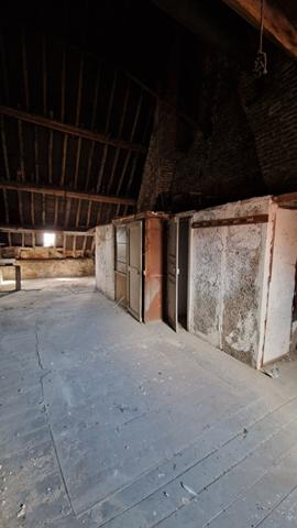 Immeuble situé dans une rue commerçante du Vieux-Douai, 400 mètres carrés environ à développer, façade d'environ 8,50 mètres. 149500 euros.