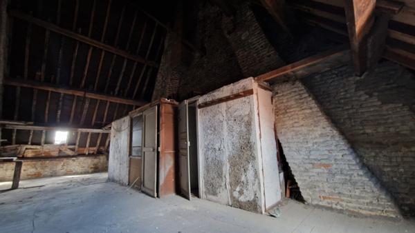 Immeuble situé dans une rue commerçante du Vieux-Douai, 400 mètres carrés environ à développer, façade d'environ 8,50 mètres. 149500 euros.