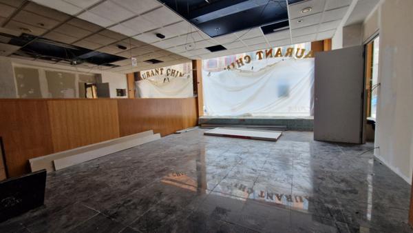 Immeuble situé dans une rue commerçante du Vieux-Douai, 400 mètres carrés environ à développer, façade d'environ 8,50 mètres. 149500 euros.