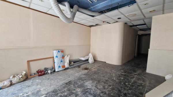 Immeuble situé dans une rue commerçante du Vieux-Douai, 400 mètres carrés environ à développer, façade d'environ 8,50 mètres. 149500 euros.