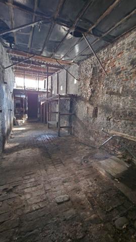 Immeuble situé dans une rue commerçante du Vieux-Douai, 400 mètres carrés environ à développer, façade d'environ 8,50 mètres. 149500 euros.