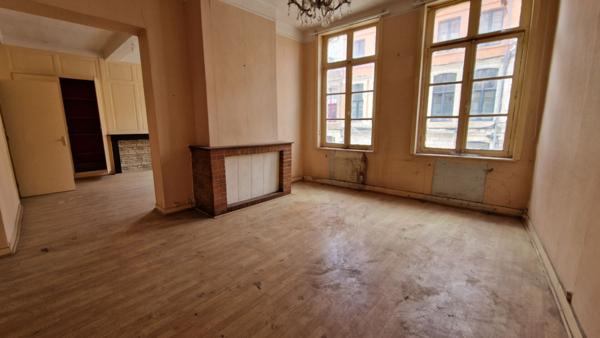 Immeuble situé dans une rue commerçante du Vieux-Douai, 400 mètres carrés environ à développer, façade d'environ 8,50 mètres. 149500 euros.
