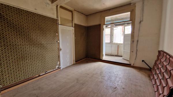 Immeuble situé dans une rue commerçante du Vieux-Douai, 400 mètres carrés environ à développer, façade d'environ 8,50 mètres. 149500 euros.