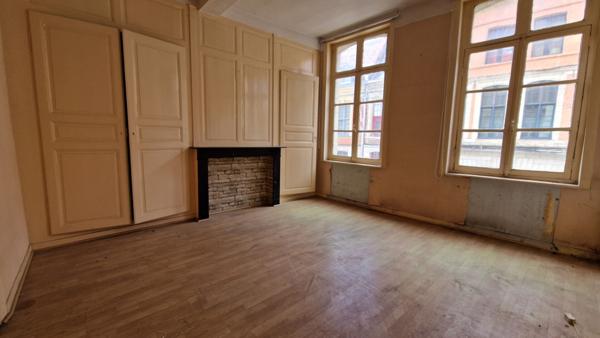 Immeuble situé dans une rue commerçante du Vieux-Douai, 400 mètres carrés environ à développer, façade d'environ 8,50 mètres. 149500 euros.
