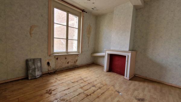 Immeuble situé dans une rue commerçante du Vieux-Douai, 400 mètres carrés environ à développer, façade d'environ 8,50 mètres. 149500 euros.