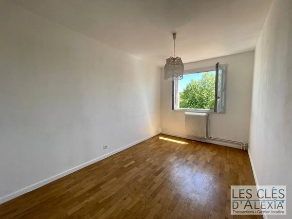 T3bis dernier étage avec vue dégagée, garage et parking