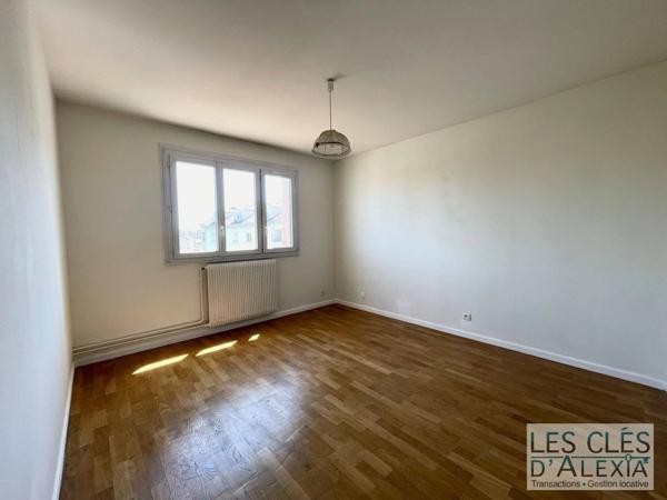 T3bis dernier étage avec vue dégagée, garage et parking