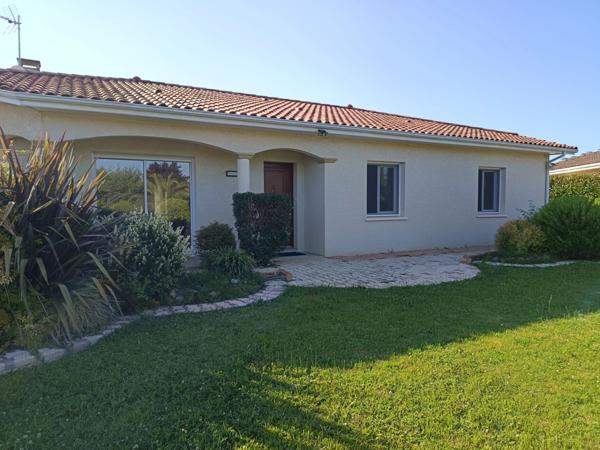 CONTEMPORAINE DE PLAIN-PIED DE QUATRE CHAMBRES AVEC PISCINE .