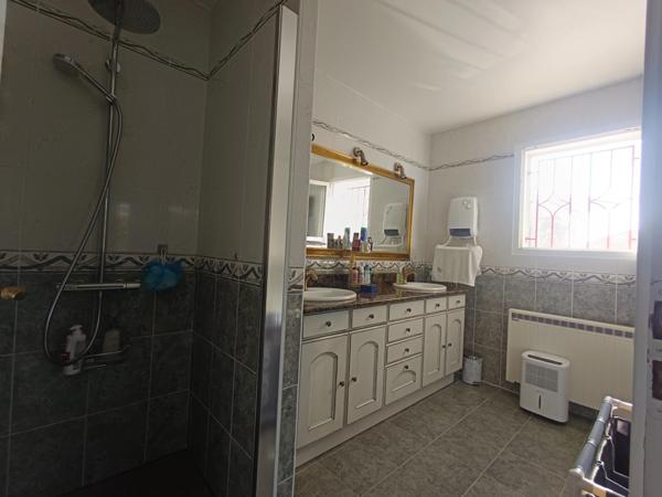 CONTEMPORAINE DE PLAIN-PIED DE QUATRE CHAMBRES AVEC PISCINE .