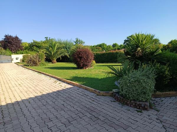 CONTEMPORAINE DE PLAIN-PIED DE QUATRE CHAMBRES AVEC PISCINE .