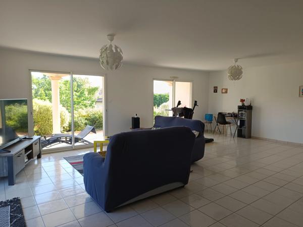 CONTEMPORAINE DE PLAIN-PIED DE QUATRE CHAMBRES AVEC PISCINE .