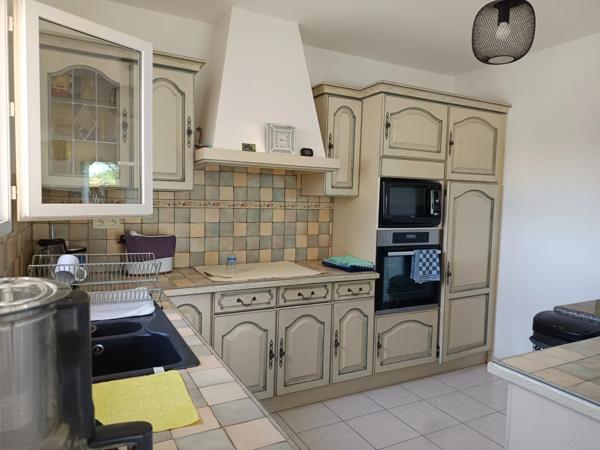 CONTEMPORAINE DE PLAIN-PIED DE QUATRE CHAMBRES AVEC PISCINE .