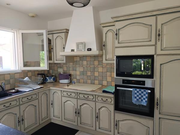 CONTEMPORAINE DE PLAIN-PIED DE QUATRE CHAMBRES AVEC PISCINE .