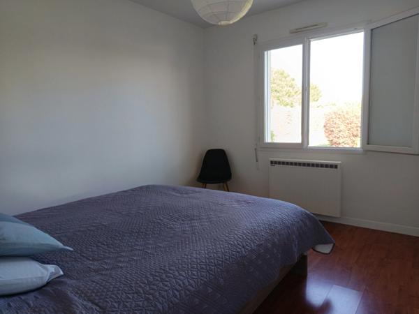 CONTEMPORAINE DE PLAIN-PIED DE QUATRE CHAMBRES AVEC PISCINE .