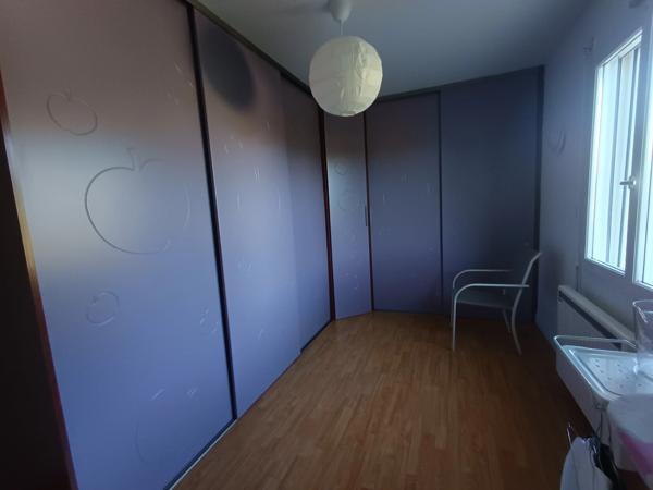 CONTEMPORAINE DE PLAIN-PIED DE QUATRE CHAMBRES AVEC PISCINE .