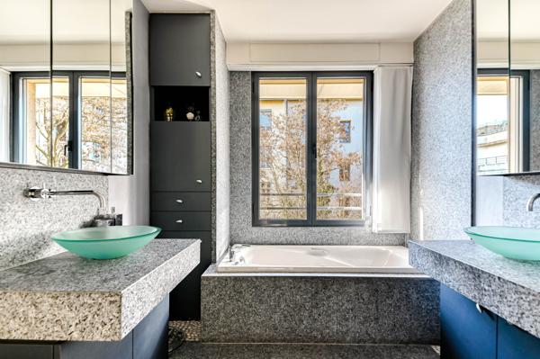 Lyon 3ème - Montchat. Appartement de 121 m² en dernier étage avec terrasses de 81 m² - 2 Garages.