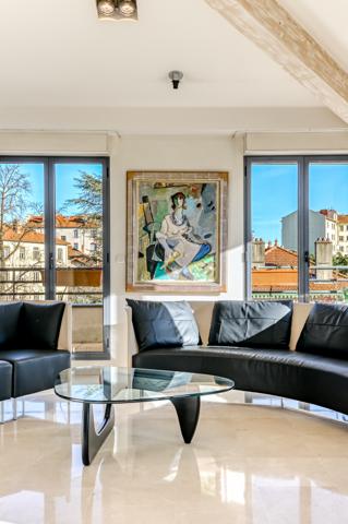 Lyon 3ème - Montchat. Appartement de 121 m² en dernier étage avec terrasses de 81 m² - 2 Garages.
