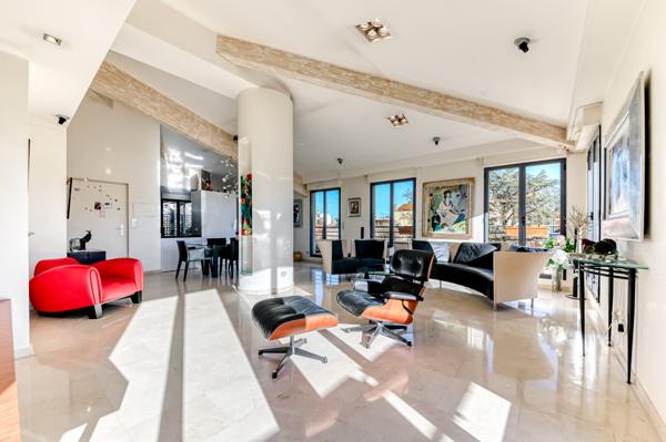 Lyon 3ème - Montchat. Appartement de 121 m² en dernier étage avec terrasses de 81 m² - 2 Garages.