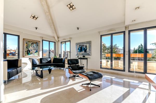 Lyon 3ème - Montchat. Appartement de 121 m² en dernier étage avec terrasses de 81 m² - 2 Garages.