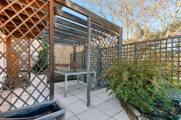 Lyon 3ème - Montchat. Appartement de 121 m² en dernier étage avec terrasses de 81 m² - 2 Garages.