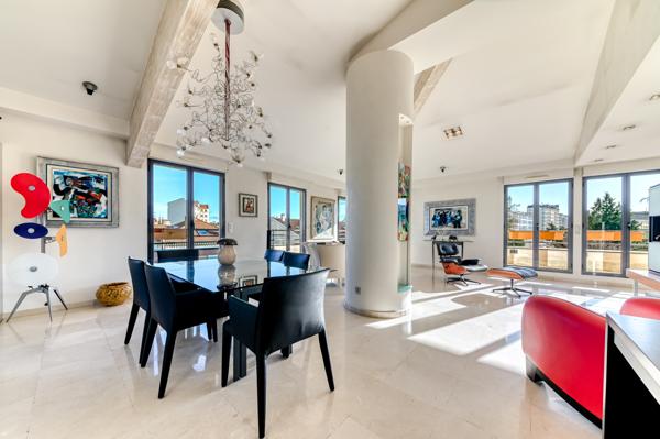 Lyon 3ème - Montchat. Appartement de 121 m² en dernier étage avec terrasses de 81 m² - 2 Garages.
