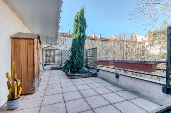 Lyon 3ème - Montchat. Appartement de 121 m² en dernier étage avec terrasses de 81 m² - 2 Garages.