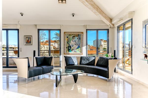 Lyon 3ème - Montchat. Appartement de 121 m² en dernier étage avec terrasses de 81 m² - 2 Garages.