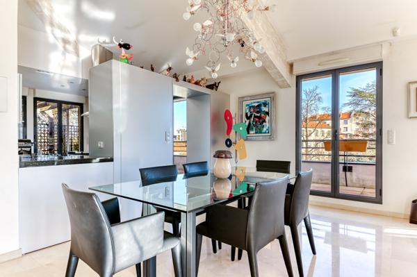 Lyon 3ème - Montchat. Appartement de 121 m² en dernier étage avec terrasses de 81 m² - 2 Garages.