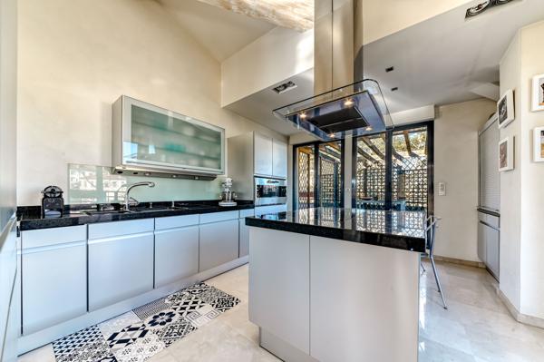 Lyon 3ème - Montchat. Appartement de 121 m² en dernier étage avec terrasses de 81 m² - 2 Garages.