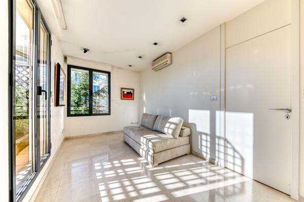 Lyon 3ème - Montchat. Appartement de 121 m² en dernier étage avec terrasses de 81 m² - 2 Garages.
