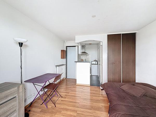 MONTREUIL, VILLIERS-BARBUSSE, 10MIN DU METRO, STUDIO TRES ENSOLEILLE AU CALME AVEC BALCON
