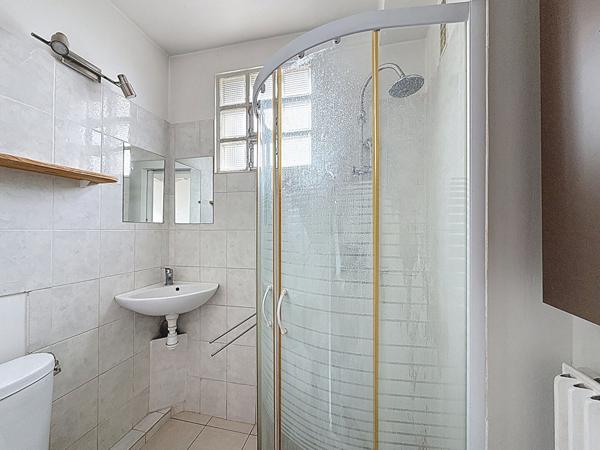 MONTREUIL, VILLIERS-BARBUSSE, 10MIN DU METRO, STUDIO TRES ENSOLEILLE AU CALME AVEC BALCON