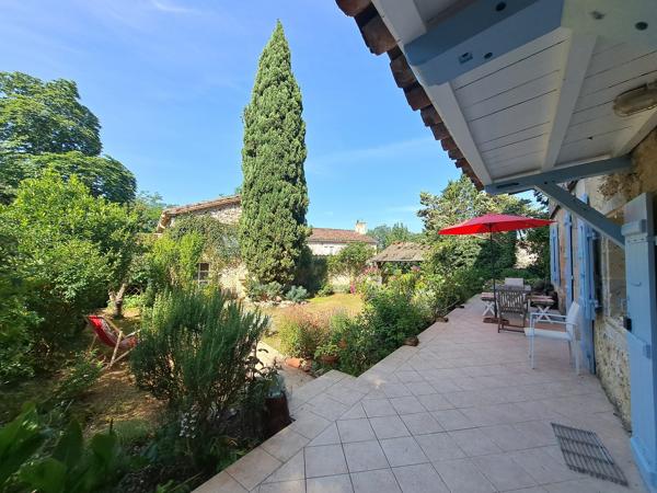 Jolie Propriété en Pierre au Cœur d’un Hameau Paisible