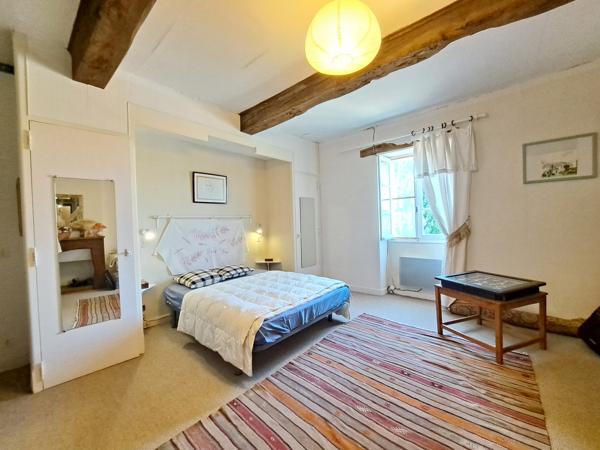 Jolie Propriété en Pierre au Cœur d’un Hameau Paisible