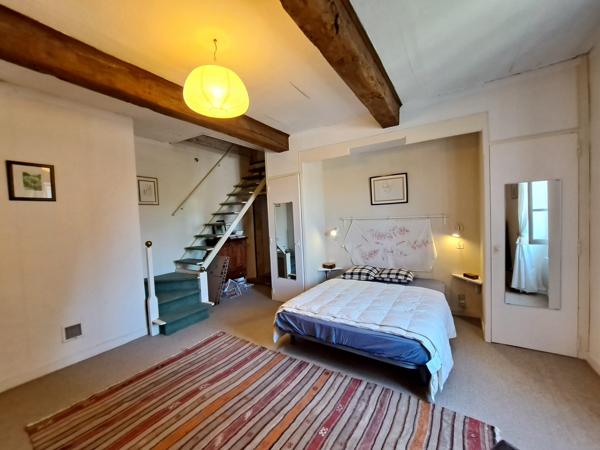 Jolie Propriété en Pierre au Cœur d’un Hameau Paisible