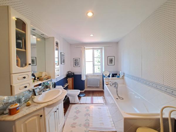 Jolie Propriété en Pierre au Cœur d’un Hameau Paisible