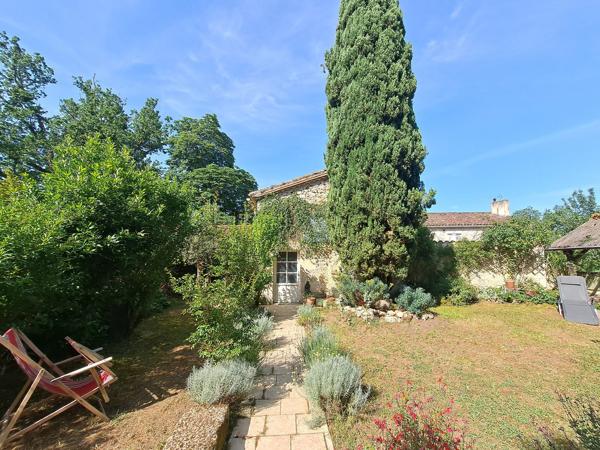 Jolie Propriété en Pierre au Cœur d’un Hameau Paisible