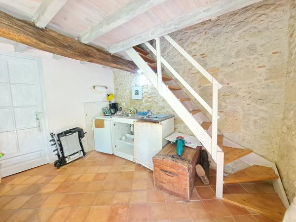 Jolie Propriété en Pierre au Cœur d’un Hameau Paisible